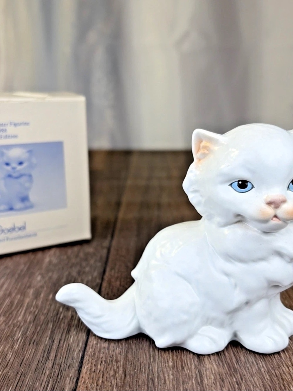 Vintage 1988 Goebel W. Germany White Cat Blue Eyes Easter Figurine